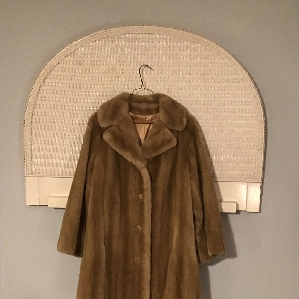 Grandella II by Sportowne Fur Coat - Picture 3 of 15